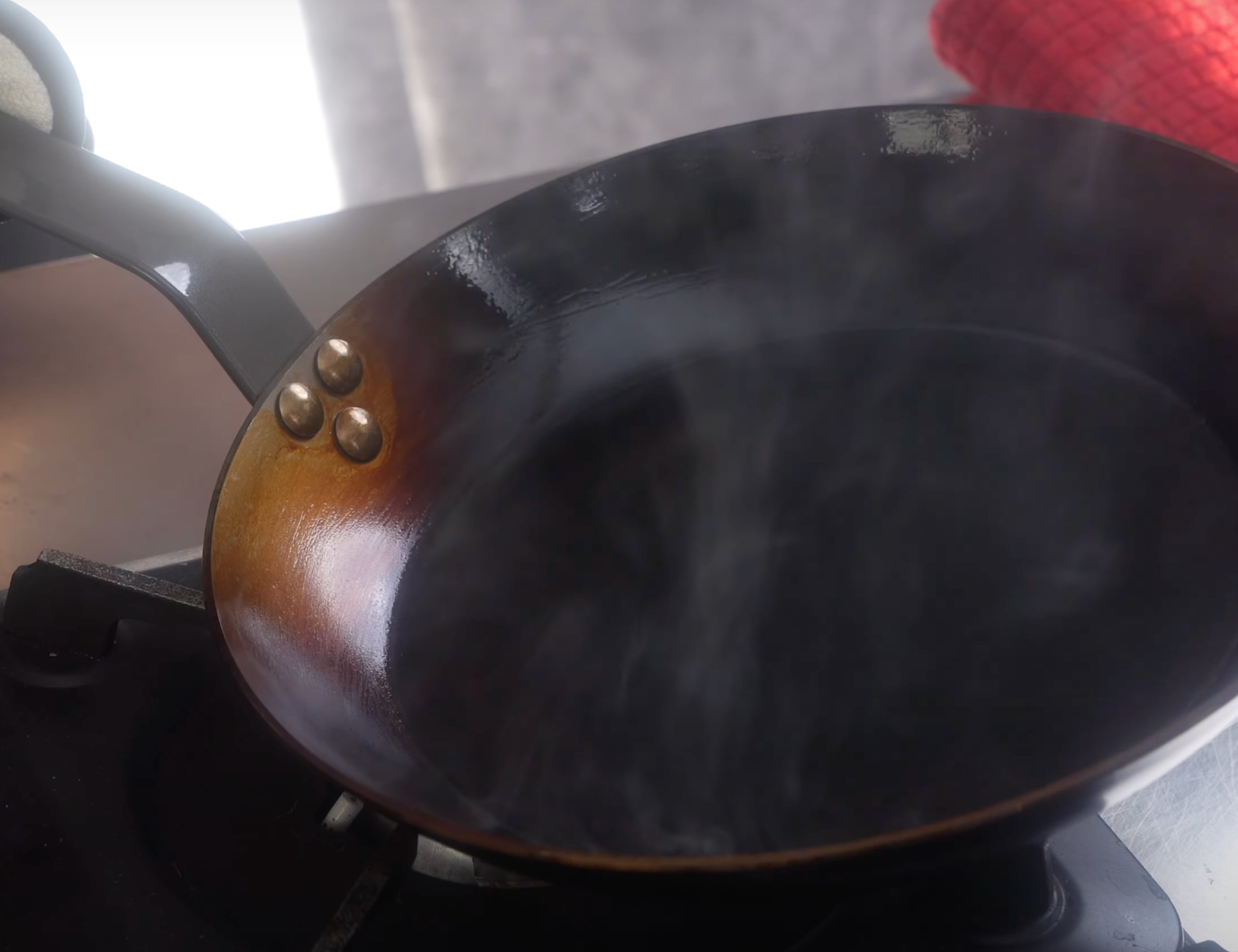 an idiots guide to seasoning CARBON STEEL pans (2 WAYS)