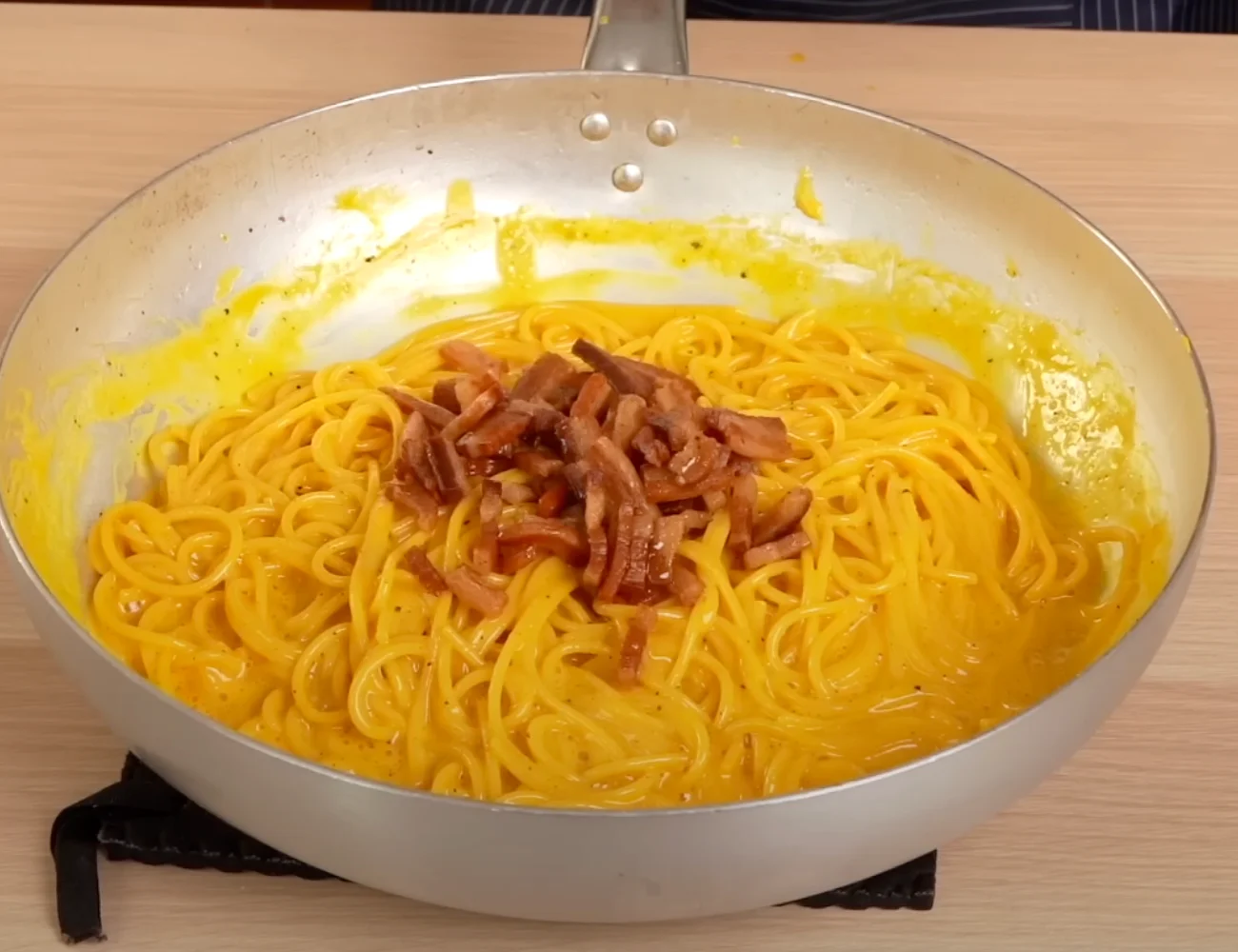 https://www.piattorecipes.com/wp-content/uploads/2023/04/Authentic-Spaghetti-Carbonara-Recipe-Add-the-Guanciale.webp